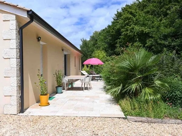 A SAISIR A 5 MN DE LALINDE Jolie Maison de plain-pied de 95 m² habitables + dépendances, habitation 