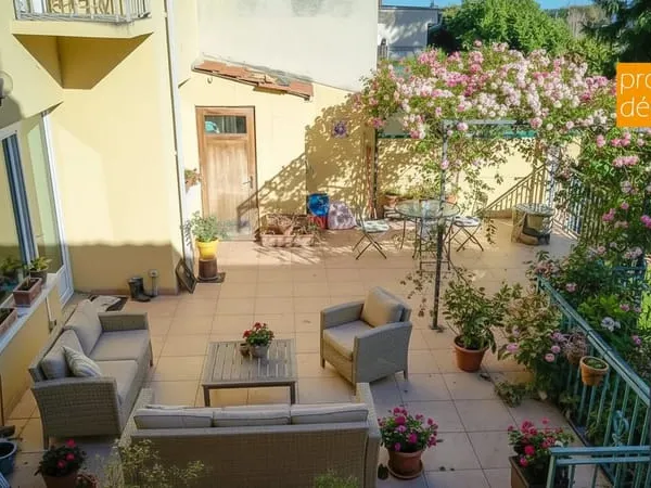 Oullins — Maison 4 pièces avec studio indépendant, terrasse dominante de 67 m² et jardin arboré