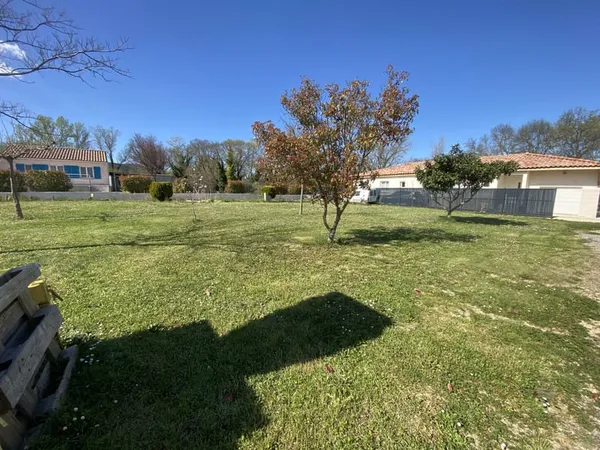 Terrain clos et arboré de 580m2 à bâtir