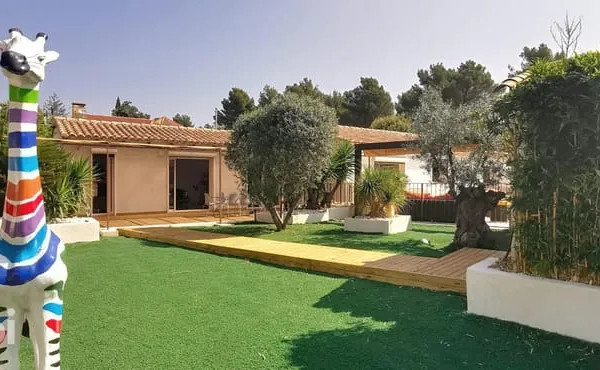 Maison familiale de plain-pied avec dépendance et 2 piscines