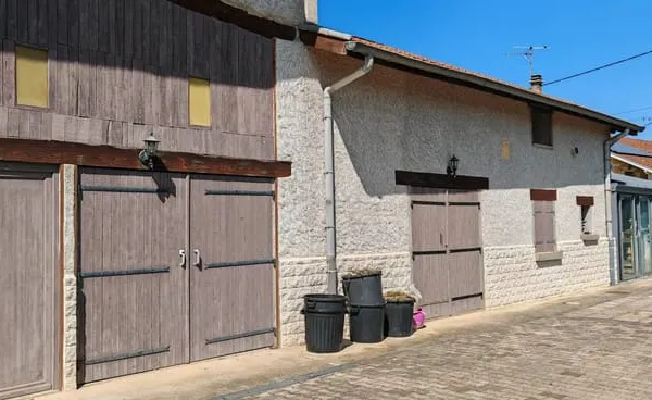 Maison ancienne en pisé avec ses dépendances