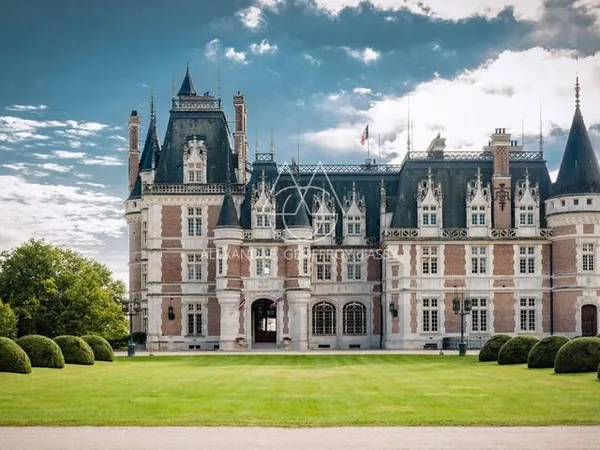 Au coeur de la Sologne, Un château d'inspiration néogothique et Renaissance, de 3000 m2 sur un 53ha