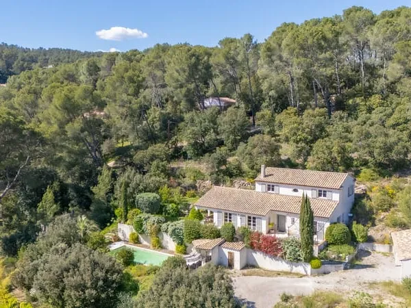 Villa T6 de 160m2 hab avec 1977m2 de terrain avec pisicne, garage et carport