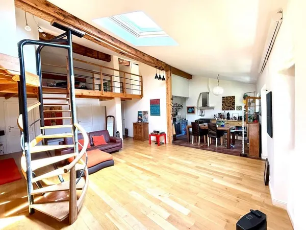 Dernier étage, lumineux duplex de charme avec 4 chambres dans le centre historique