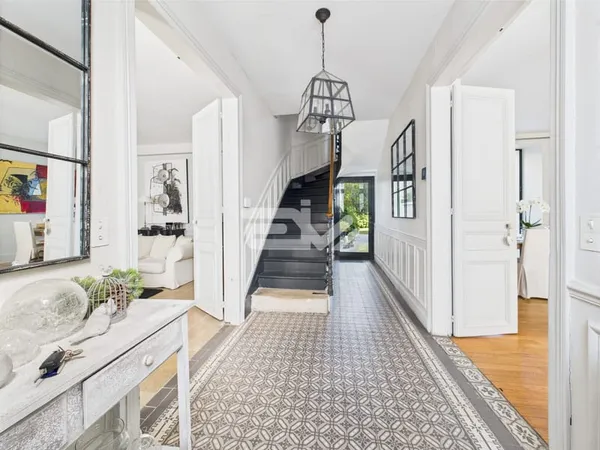 Jolie Maison Familiale avec Dépendances, Piscine et Jardin, à Proximité de Toutes Commodités