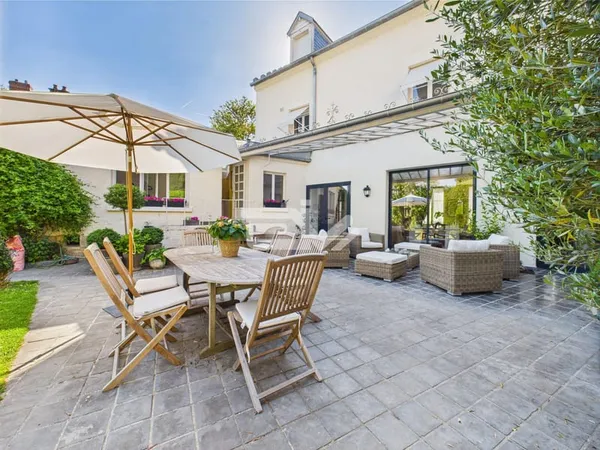 Jolie Maison Familiale avec Dépendances, Piscine et Jardin, à Proximité de Toutes Commodités
