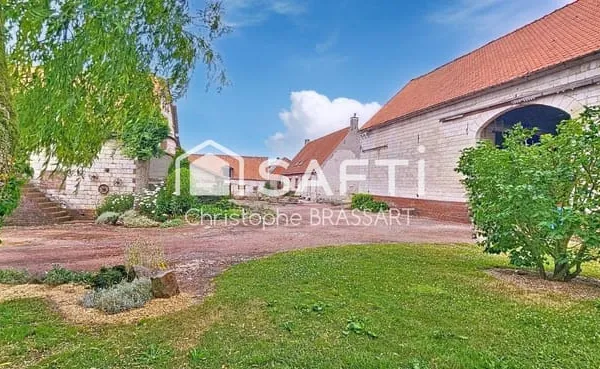 À VENDRE  Authentique corps de ferme avec dépendances sur plus de 14 800 m² de terrain