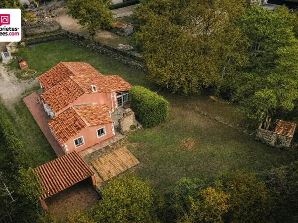 MAISON DE PLAIN PIED AVEC DOUBLE ABRI VOITURE ET JARDIN PLAT ET CLOS DE 1500 M2