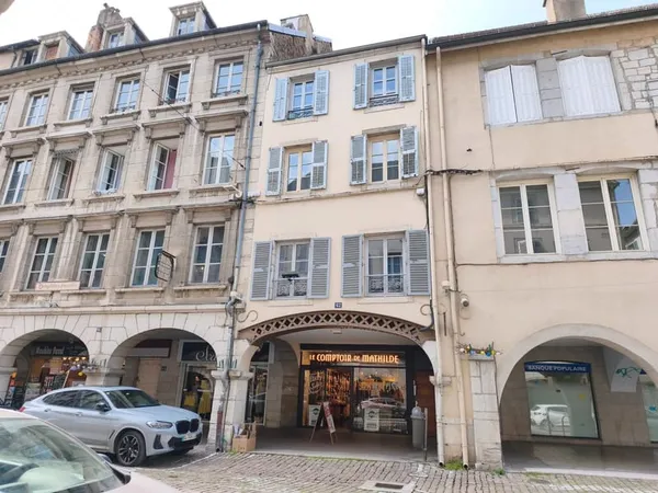 Appartement T3 entièrement rénové  Hyper centre Lons-le-Saunier  pièce de vie de 40 m²