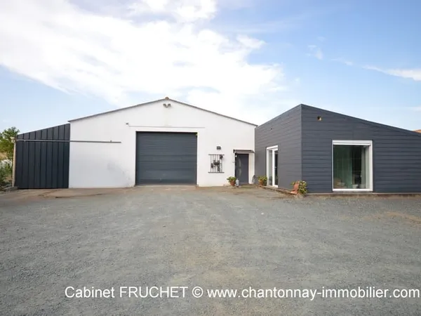 CHANTONNAY - Maison plain-pied avec grand atelier