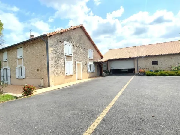 Grand maison familiale avec dépendances