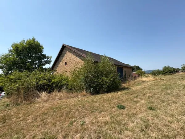 Grange en pierre et terrain.
