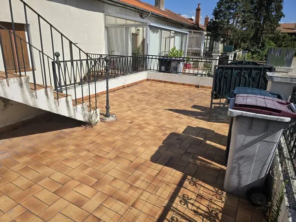 Appartement T3 avec terrasse, terrain et dépendanc e