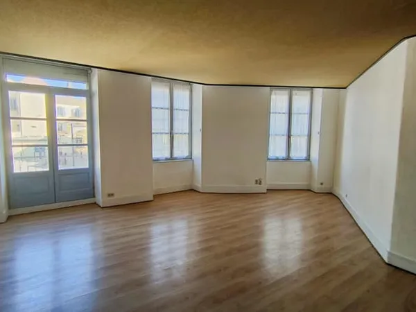 APPARTEMENT CENTRE VILLE AUBENAS AVEC STATIONNEMENT