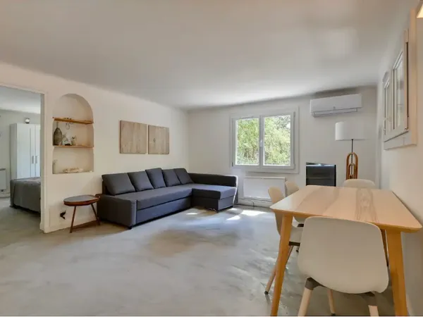 JOLI APPARTEMENT MEUBLÉ DANS UNE VILLA AU CALME AVEC TERRASS
