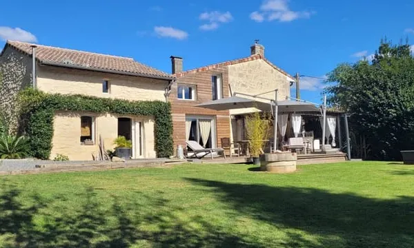 33710 - TAURIAC - MAISON EN PIERRES RENOVEE SUR 3900 M² PARC PAYSAGER