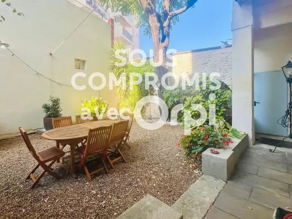 À vendre appartement type 5 avec jardin à 10 minutes à pieds de la maison carrée