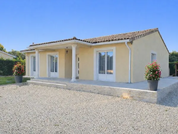 Maison contemporaine d'environ 130 m², 5 pièces - SAINT LOUBES (33) -