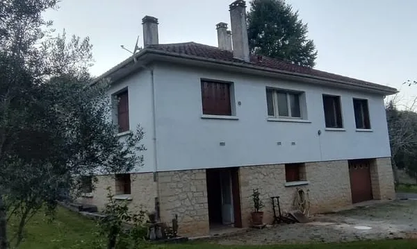 JOLIE MAISON SUR SOUS-SOL DE 90 M² SH + SOUS-SOL, SÉJOUR, SALON AVEC CHEMINÉE, CUISINE AMÉNAGÉE, 3 C