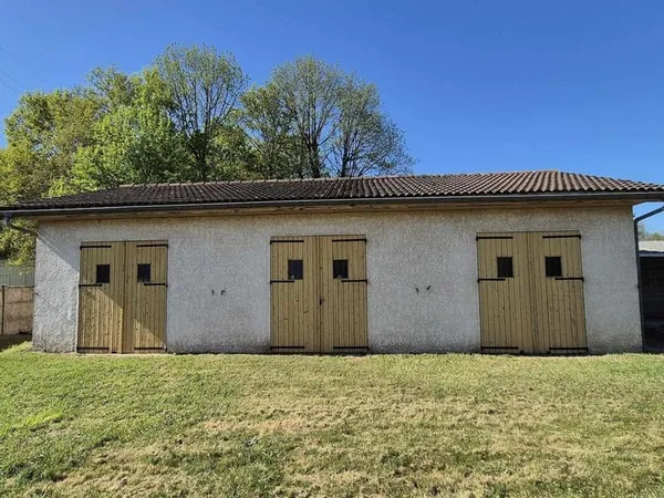 Garage de 90m² et son terrain de 598m²