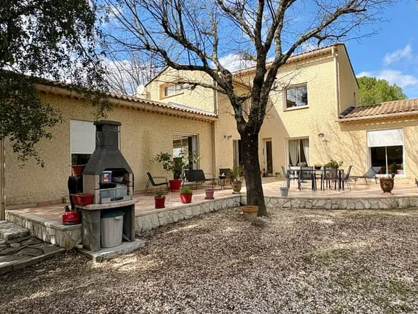 Monteils, villa familiale avec parc et piscine.