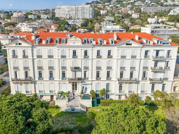 CANNES POINTE CROISETTE - Résidence de caractère du XIXe siècle - 3/4 pièces en rez-de-jardin avec t
