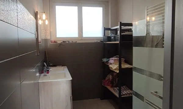 A 10 mn de Lalinde Jolie Maison de 80 m² sh rénovée composée, d'un séjour salon cuisine équipée, 2 c
