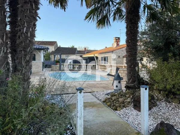 GENOUILLE - Maison avec piscine et jacuzzi