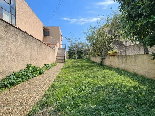 Marignane - À vendre un Appartement de type 4 pièces avec un jardin, une véranda et une place de sta