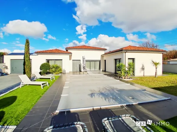 Villa T5 de standing de 2020 + grand garage + piscine + annexes