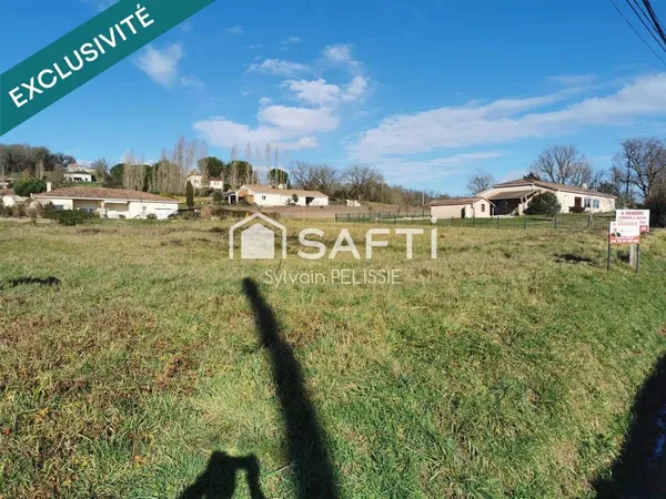 Rare à Lauzerte : Grand terrain plat de 2 102 m² viabilisable, prêt pour votre projet de constructio