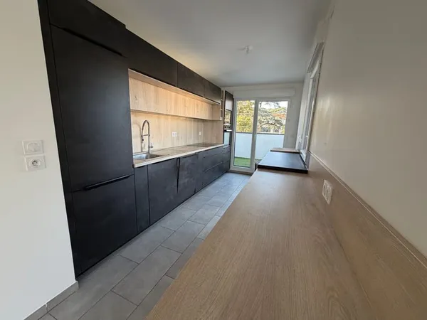 GRAND APPARTEMENT T4 très récent - IRIGNY 