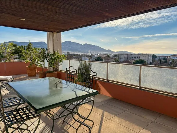 Terrasse et vue mer en dernier étage 