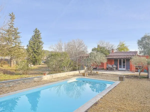 Villa T4 indépendante de plain-pied avec jardin et piscine
