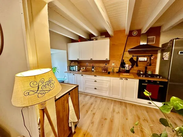 Vente maison de ville joliment rénovée sur 1,51 ares de terr