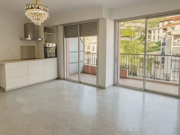 RARE SUR LE MARCHE MENTONNAIS : 3 PIECES AVEC TERRASSE ET GA 