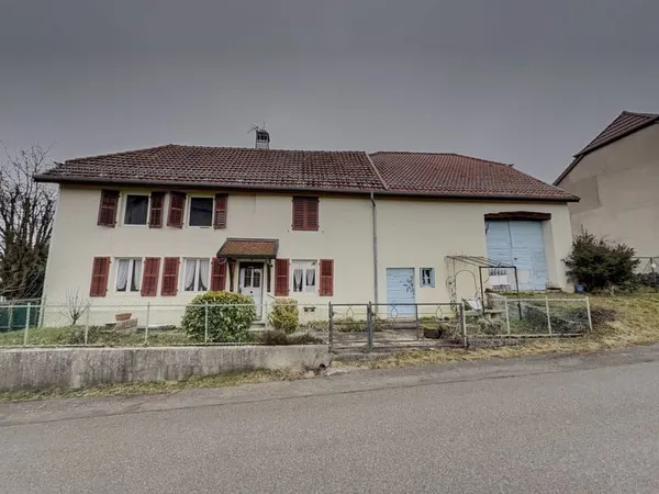 MONTECHEROUX - ANCIENNE FERME AVEC GRAND TERRAIN 
