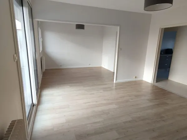 Appartement lumineux avec loggia et garage 