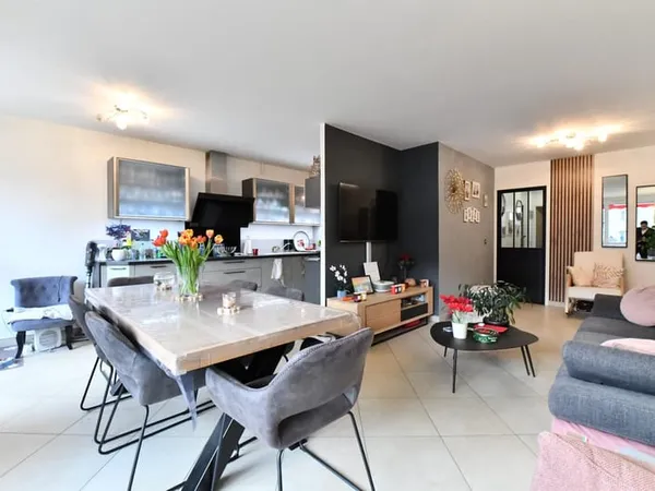 Magnifique appartement de quatre pièces! Ravalement récemment executé!