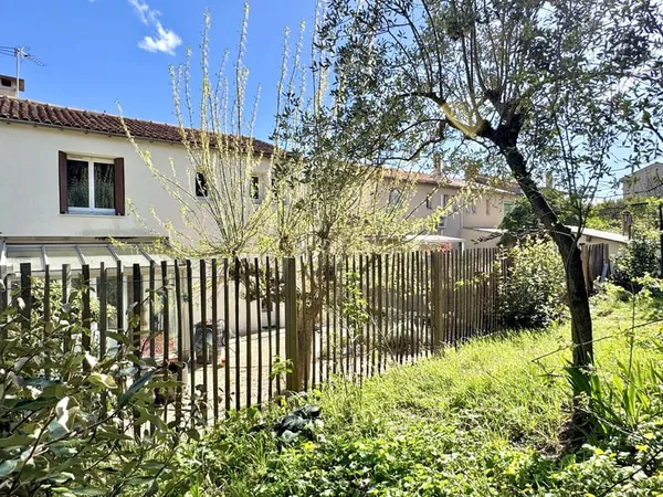 Maison de ville de Type 5 avec jardin attenant et stationnement