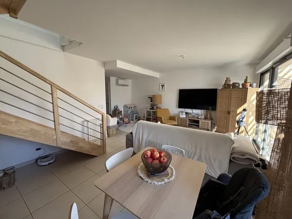 Secteur collège, joli maison P4 climatisé avec jardin et garage 