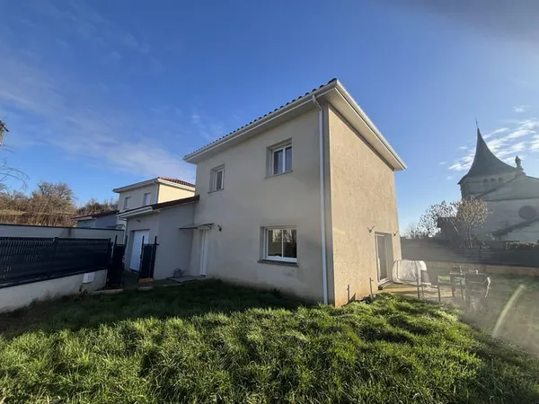 Villa récente à Pact 