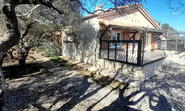 Rare à la vente maison plain pied proche tous commerce au calme 