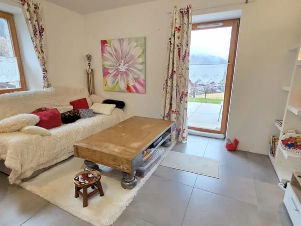 Marnaz Superbe T3 rénové avec jardin de 140 m2 et terrasse 
