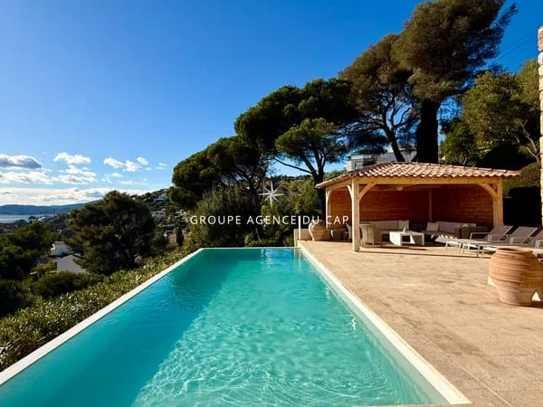 VILLA PROVENCALE DE CHARME EN PIERRE AVEC PISCINE ET GARAGE DE PLUS DE 100 M² A PIED DES PLAGES ET C