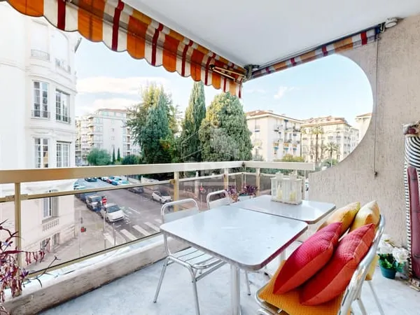 NICE - FLEURS : VASTE 3 PIÈCES D'ANGLE AVEC BALCON ET TERRASSE 