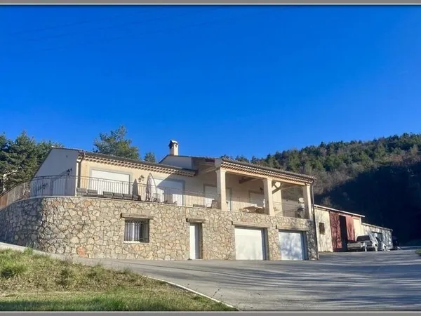 Propriete Peyroules Villa avec piscine intérieure dex hangars forte rentabilité