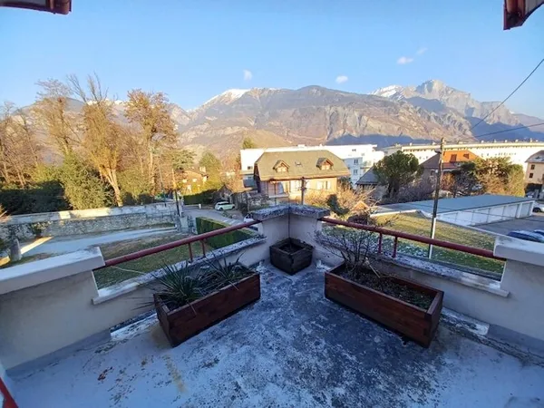 SAINT JEAN DE MAURIENNE Dans quartier résidentiel à proximité du centre ville Maison mitoyenne 