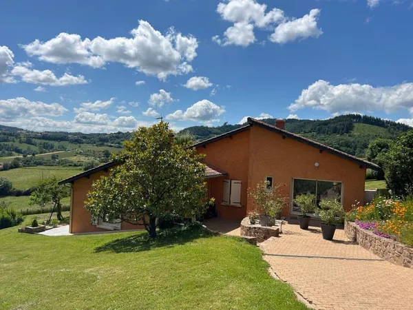 Maison dans un environnement buccolique