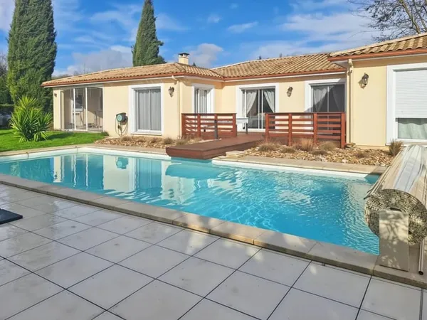 Maison lumineuse avec piscine à Montcaret